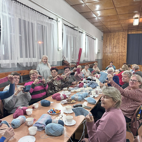 Twórcze popołudnie z drutami - warsztaty szalików w Bieżyniu