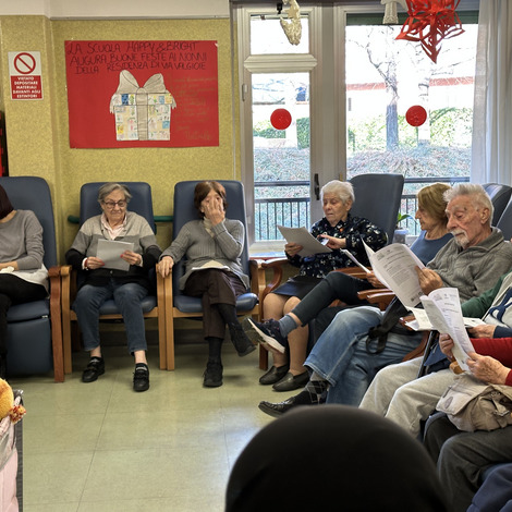 Warsztaty śpiewu w ośrodku dziennej opieki Silver Age dla osób z chorobą Alzheimera